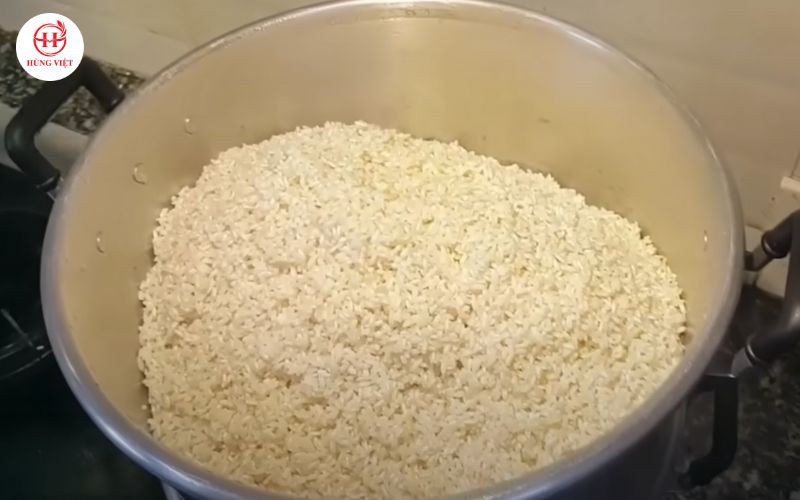 Hấp xôi trong xửng sau khi đã chuẩn bị