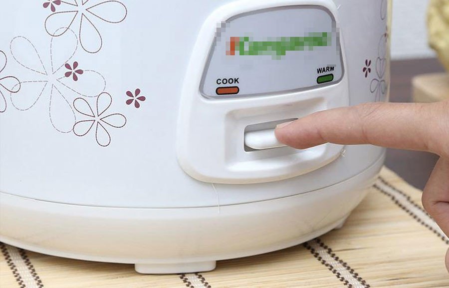 Hấp xôi vò đậu xanh trong nồi cơm điện để xôi chín tơi
