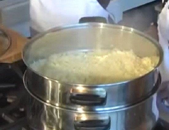 Hấp xôi vò trên chõ truyền thống, giữ hạt nếp chín đều và tơi xốp