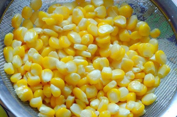 Hạt bắp vàng tươi sẵn sàng cho món bắp xào