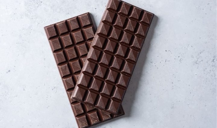 Hạt cacao nguyên chất - nguồn gốc của socola đen, yếu tố quyết định socola đen bao nhiêu calo.