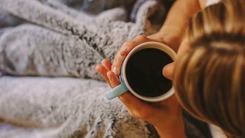 Hạt cafe và tách cafe đen G7 giúp giảm đau đầu