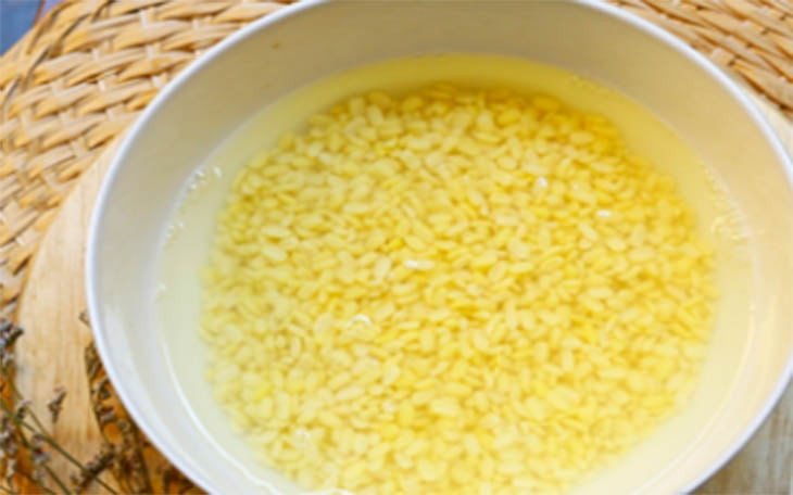 Hạt đậu xanh đã ngâm nở, sẵn sàng kết hợp với nếp để làm món xôi đậu xanh nước cốt dừa