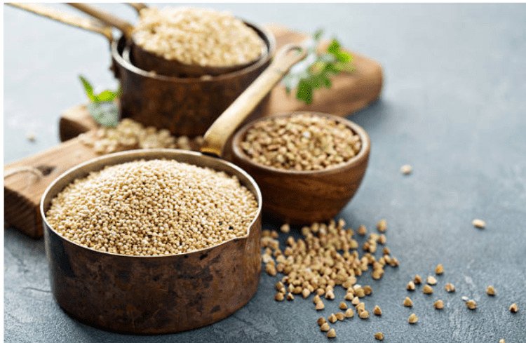 Cách Nấu Hạt Diêm Mạch Đơn Giản, Chuẩn Vị Cho Mọi Món Ăn Hạt diêm mạch trắng, đỏ và đen trên muỗng gỗ