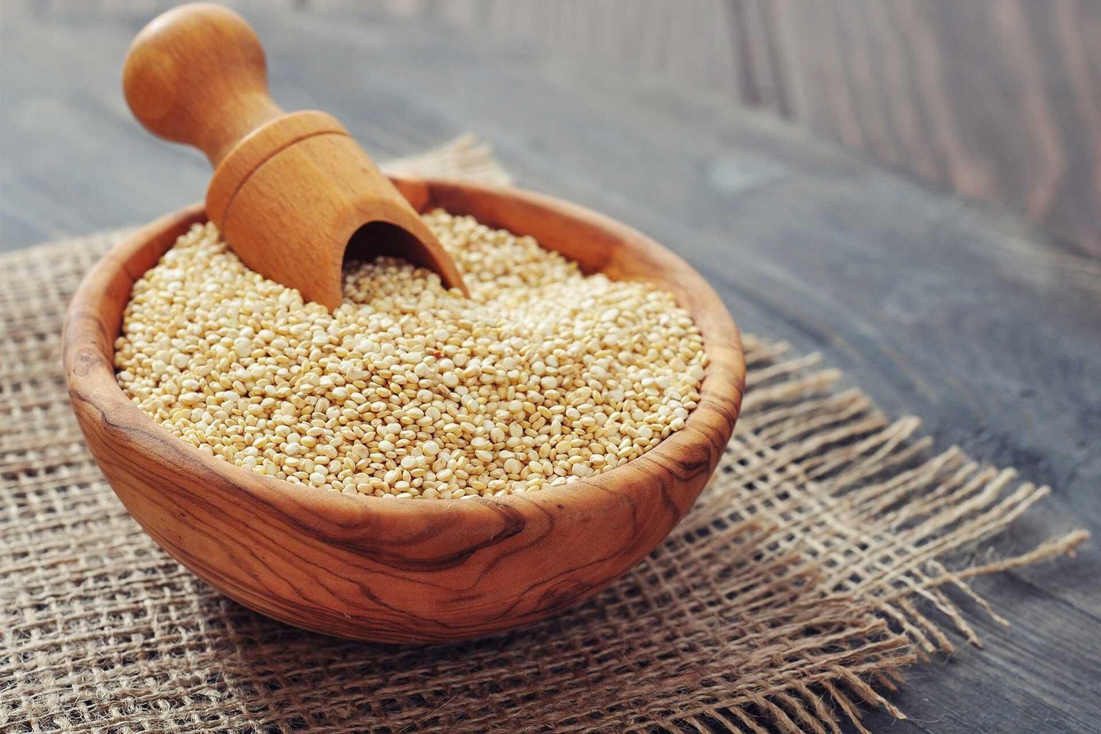Hạt diêm mạch trong bát gỗ với muỗng