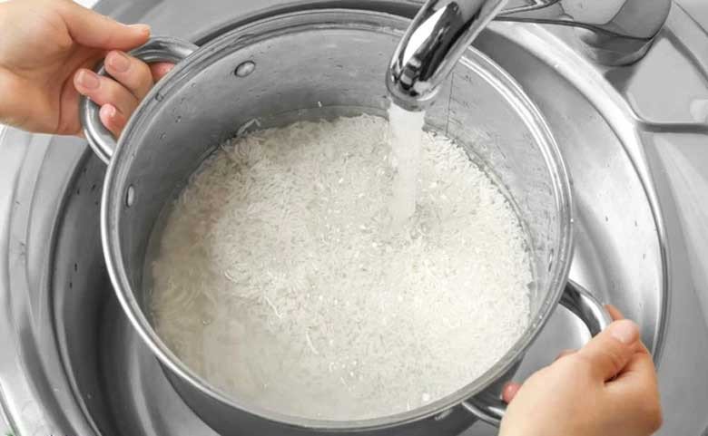 Cách Nấu Cháo Sánh Mịn Thơm Ngon Chuẩn Vị Nấu Chuẩn Ăn Ngon Hạt gạo đang ngâm nước chuẩn bị cho cách nấu cháo sánh mịn
