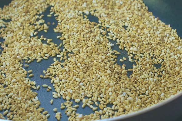 Hạt gạo được rang vàng đều chuẩn bị cho món sữa gạo rang