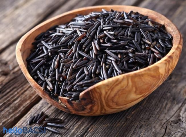 Hạt gạo lứt đen tươi và đã nấu chín, minh họa giá trị dinh dưỡng cao
