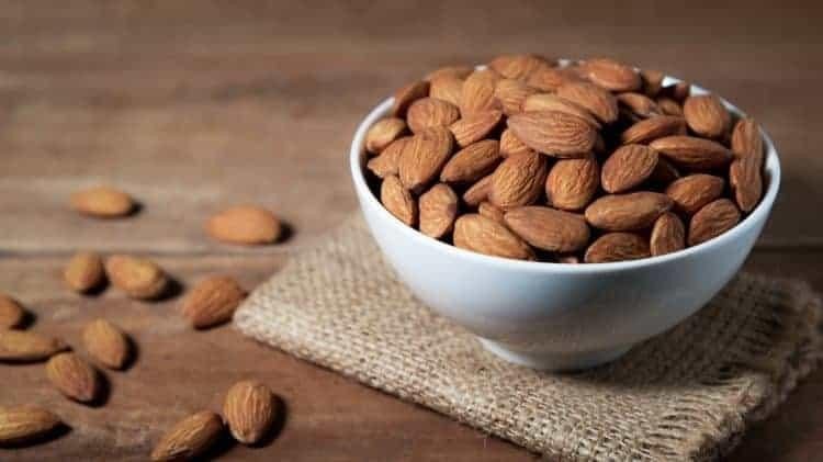 Hạt hạnh nhân và mè rang giòn thơm cho sữa đậu xanh
