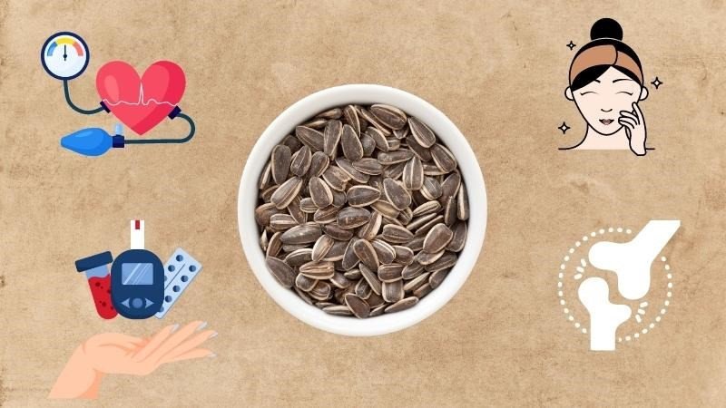 Hạt hướng dương trên thìa gỗ, thể hiện những lợi ích sức khỏe và giá trị dinh dưỡng của chúng