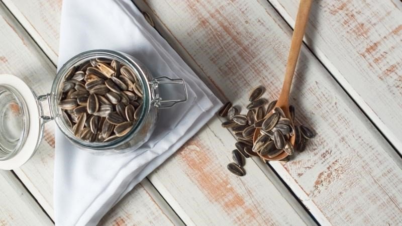 Hạt hướng dương trong hũ thủy tinh kín, minh họa cách bảo quản tốt để giữ chất lượng và dinh dưỡng