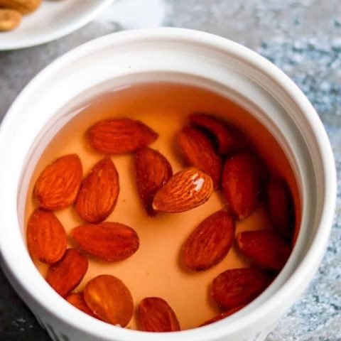 Hạt lanh và hạnh nhân đang ngâm trong nước trước khi chế biến sữa hạt
