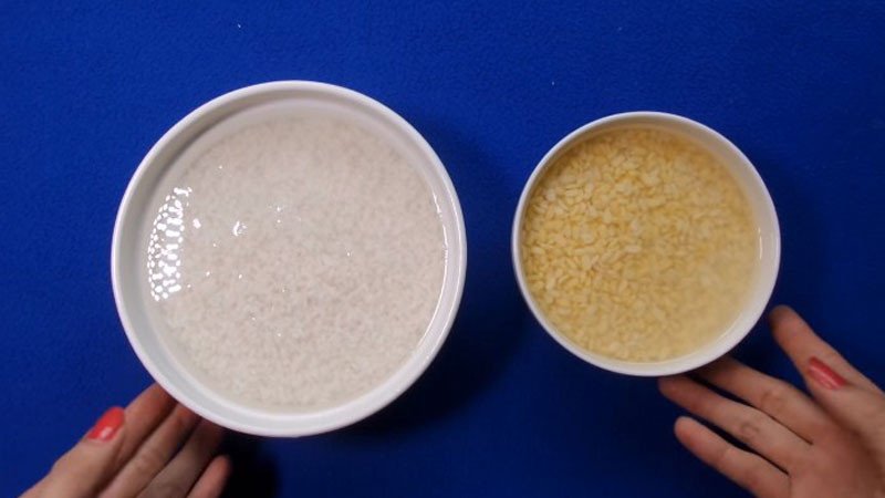 Hạt nếp trắng sạch sau khi vo và ngâm nở, sẵn sàng để nấu xôi sầu riêng