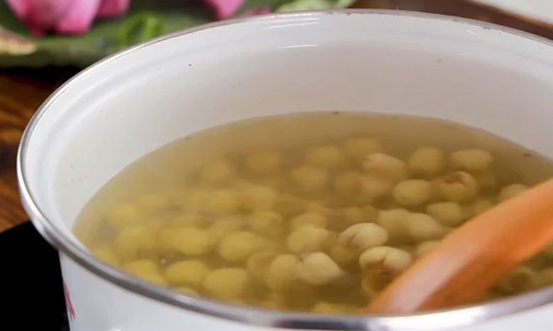 Hạt sen được nấu chín mềm, thấm đường, giữ nguyên hình dáng đẹp mắt