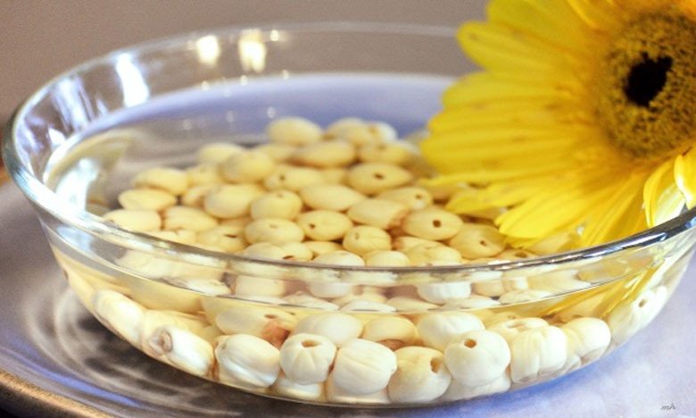 Hạt sen tươi sau khi sơ chế, bỏ tâm sen và rửa sạch