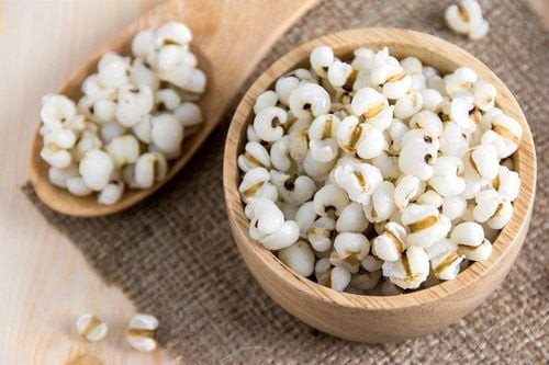 Hạt ý dĩ khô nguyên hạt, chuẩn bị sơ chế để nấu
