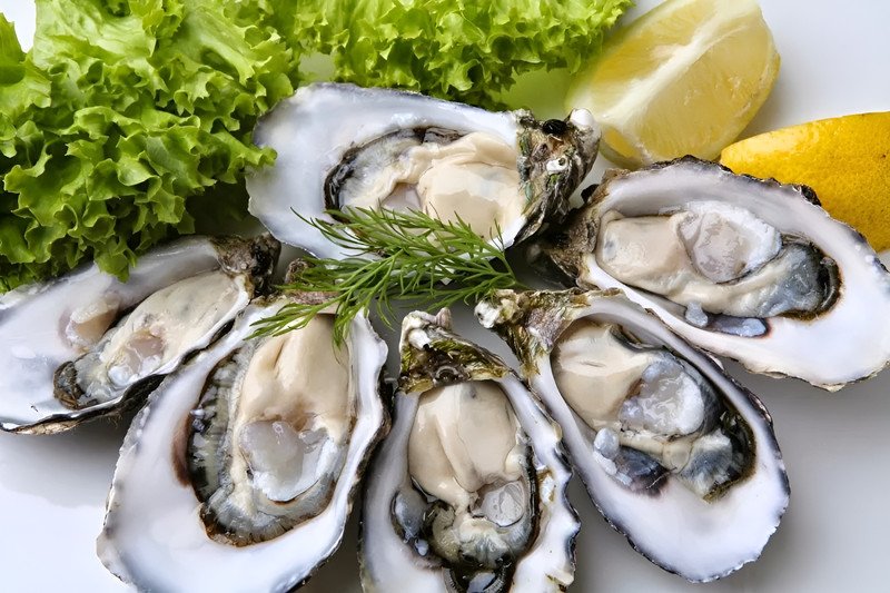 Hàu nướng phô mai vàng óng ánh trên vỉ nướng, hương vị thơm ngon hấp dẫn