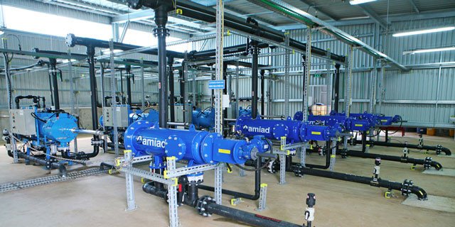 Hệ thống xử lý nước hiện đại đảm bảo nguồn nước sạch cho đàn bò TH, ảnh hưởng đến chất lượng sữa và calo.
