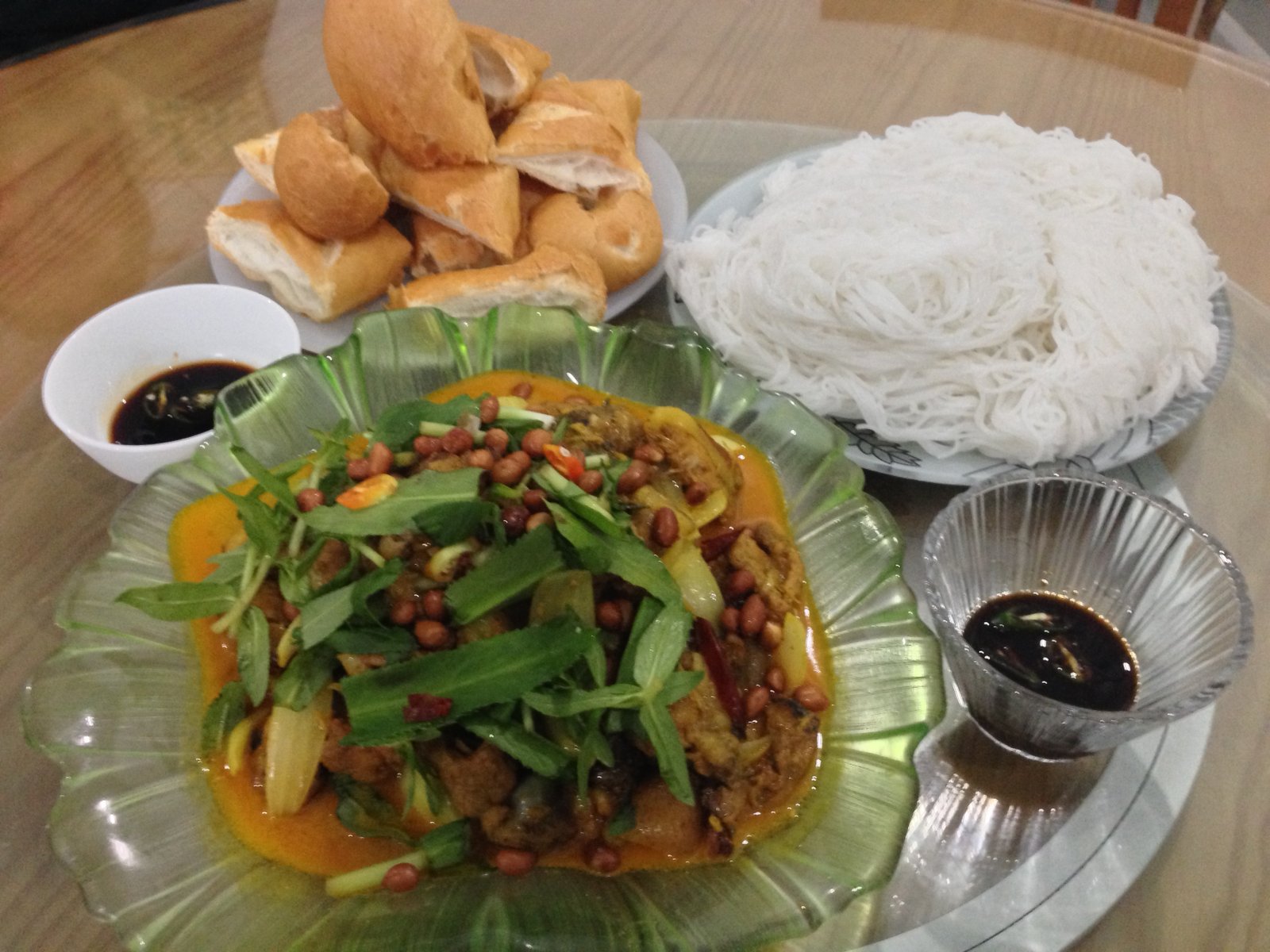 Heo rừng xào lăn ăn kèm với bánh mì hoặc bún
