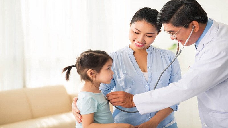 Hình ảnh bác sĩ chăm sóc em bé, minh họa vai trò của ngũ cốc Milo trong việc ngăn ngừa thiếu máu ở trẻ nhờ hàm lượng vitamin B.