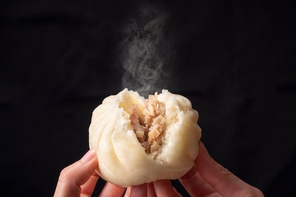 Hình ảnh bánh bao hấp nóng hổi, đặt ra câu hỏi về lượng calo và ảnh hưởng đến cân nặng