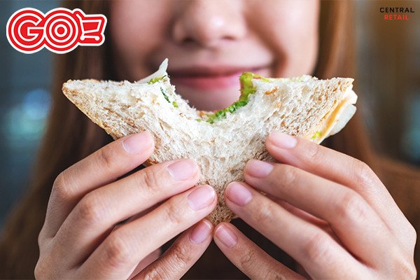Hình ảnh bánh gối trên cân cùng rau quả, minh họa cách kiểm soát 100g bánh gối bao nhiêu calo trong chế độ ăn