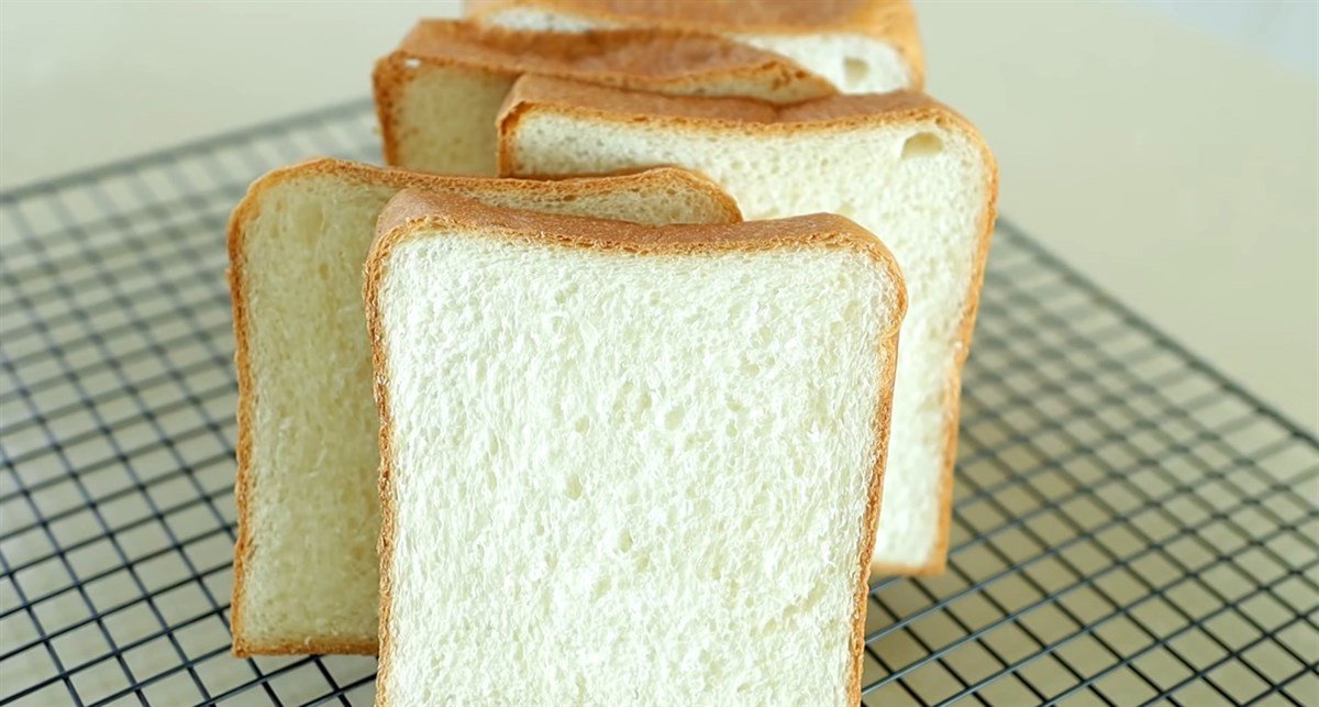 Hình ảnh bánh mì sandwich tự làm mềm mịn, vàng ươm