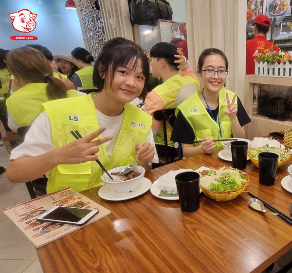 Hình ảnh bát bún chả lớn, tượng trưng cho việc tiêu thụ quá nhiều calo có thể gây tăng cân