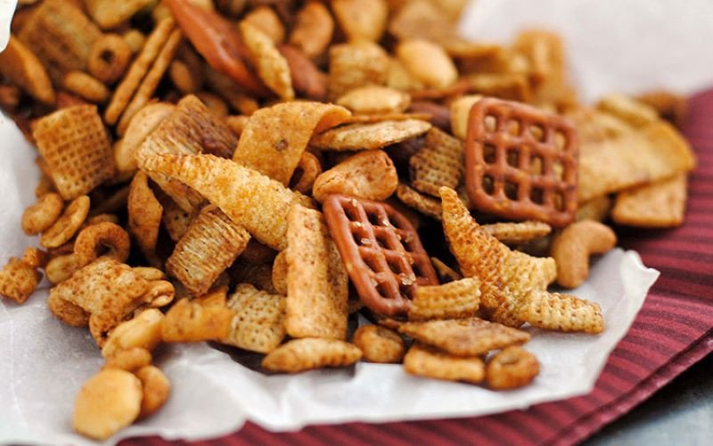 Hình ảnh các gói snack hấp dẫn, ẩn chứa lượng calo cao và chất béo, khác với snack dưa leo tươi mát.