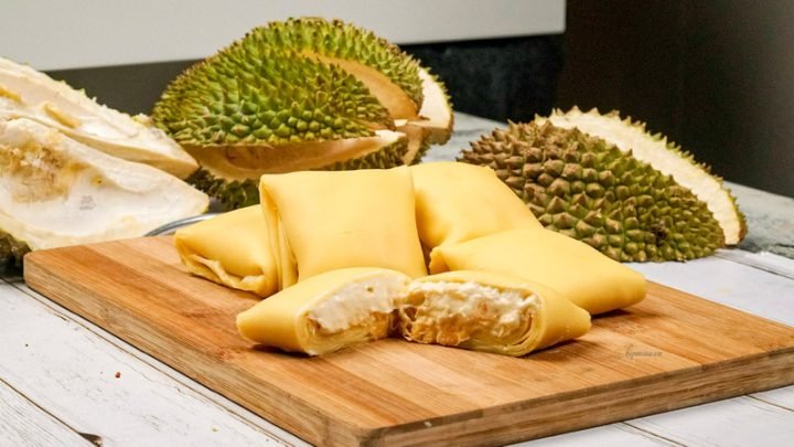 Hình ảnh các loại bánh crepe sầu riêng với lớp vỏ mỏng và nhân kem béo ngậy, minh họa cho lượng calo có thể thay đổi tùy nguyên liệu.