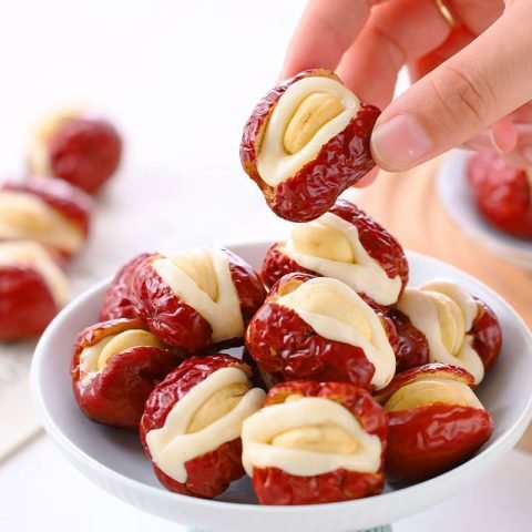 Hình ảnh cận cảnh kẹo táo đỏ sữa lạc đà kẹp hạt điều thơm ngon, bổ dưỡng