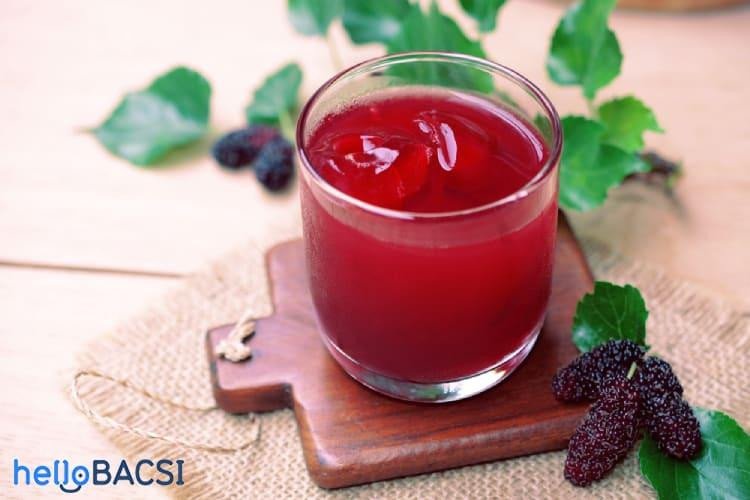 Hình ảnh dâu tằm tươi và đường cát chuẩn bị cho cách nấu dâu tằm với đường