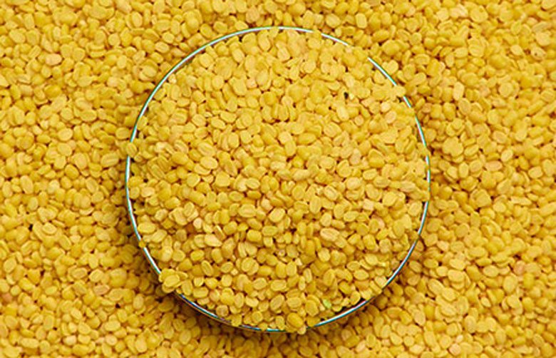 Hình ảnh đậu xanh bóc vỏ chất lượng, tròn mẩy để nấu chè đậu xanh nha đam