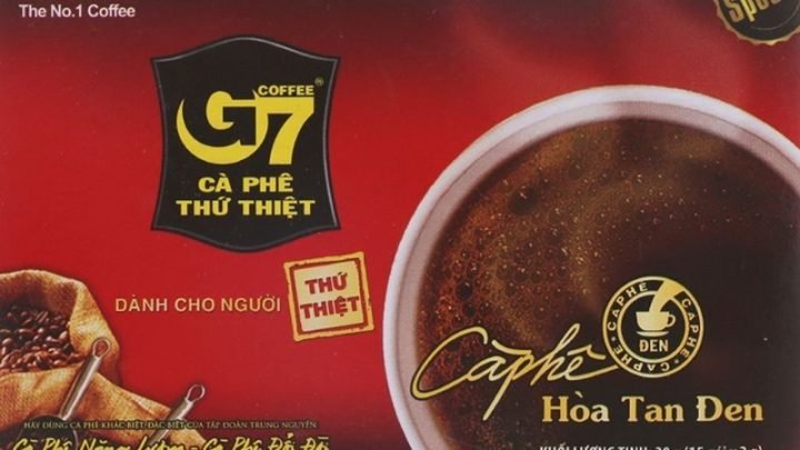 Hình ảnh ly cà phê G7 hòa tan và gói cà phê G7, thể hiện năng lượng calo trong 1 gói cafe sữa G7