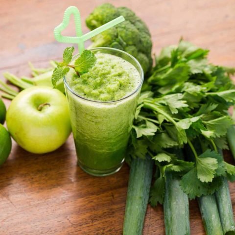 Hình ảnh ly nước ép cần tây xanh mát hỗ trợ giảm cân và cải thiện sức khỏe tổng thể