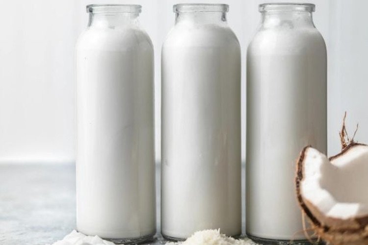 Hình ảnh minh họa các món ăn và sản phẩm làm đẹp từ dừa, showcasing công dụng đa dạng của **nước cốt dừa**