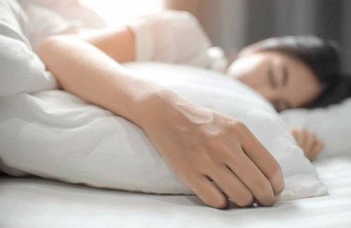 Hình ảnh minh họa đồng hồ và người đang ngủ, biểu thị việc tiêu hao năng lượng ngay cả khi cơ thể nghỉ ngơi