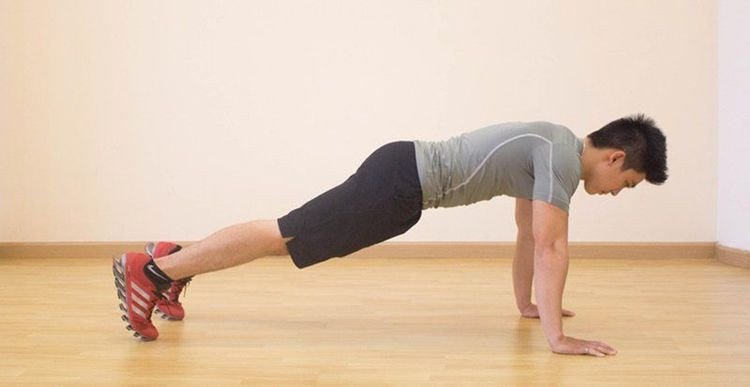 Hình ảnh minh họa kỹ thuật hít đất đúng cách, giúp tối ưu hiệu quả đốt cháy calo và hỗ trợ giảm cân.