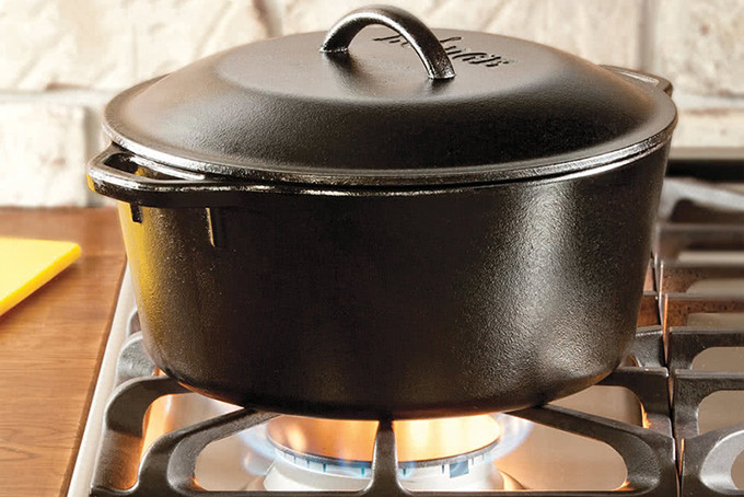 Hình ảnh minh họa nồi cơm đang nấu trên bếp ga, cách nấu cơm bếp ga không bị nát.