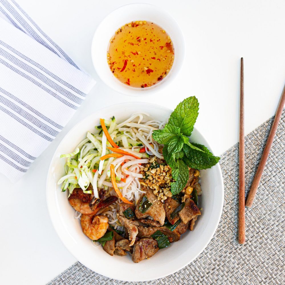 Hình ảnh minh họa việc thưởng thức bún thịt nướng, đặt ra câu hỏi ăn bún thịt nướng có tăng cân không và 1 bát bún thịt bao nhiêu calo.