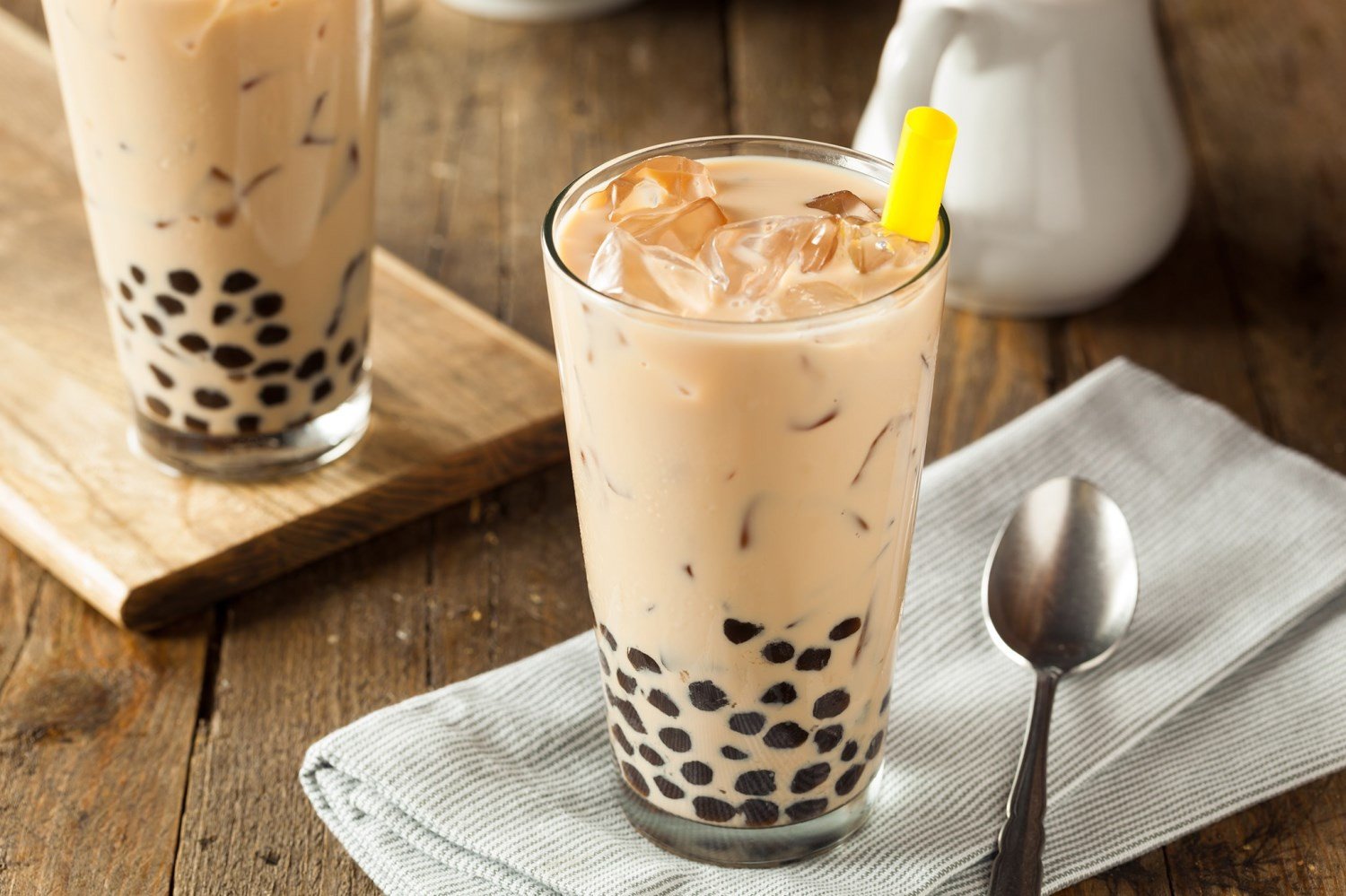 Hình ảnh mô tả cô gái trẻ đang thưởng thức ly trà sữa, đặt ra câu hỏi về lượng calo trong trà sữa full topping có gây tăng cân không.
