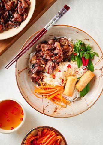 Hình ảnh một bát bún thịt nướng hấp dẫn với đầy đủ rau, bún và thịt nướng vàng ươm, minh họa cho chủ đề 1 bát bún thịt bao nhiêu calo.
