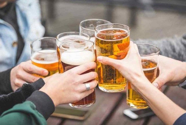 1 Chai Bia Bao Nhiêu Calo: Phân Tích Dinh Dưỡng Chi Tiết Hình ảnh một chai bia và ly bia trên bàn, minh họa cho câu hỏi 1 chai bia bao nhiêu calo