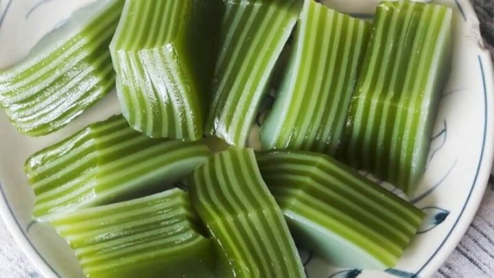 Hình ảnh một miếng bánh da lợn nhiều lớp màu sắc, hấp dẫn, cho thấy hàm lượng calo cao