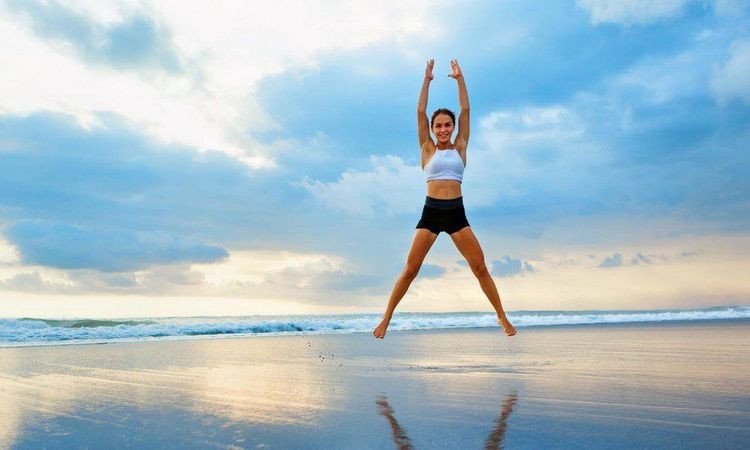Hình ảnh một người đang thực hiện bài tập jumping jack tăng cường sức khỏe và đốt calo hiệu quả