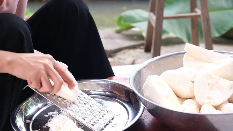 Hình ảnh một người đang thưởng thức bánh tằm khoai mì một cách điều độ