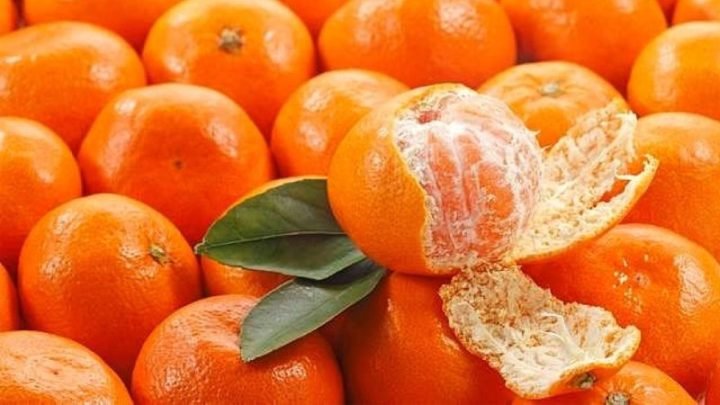 Hình ảnh một quả quýt tươi ngon, tượng trưng cho hàm lượng calo thấp.