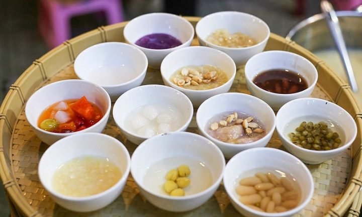 Hình ảnh một tô chè thập cẩm đầy màu sắc