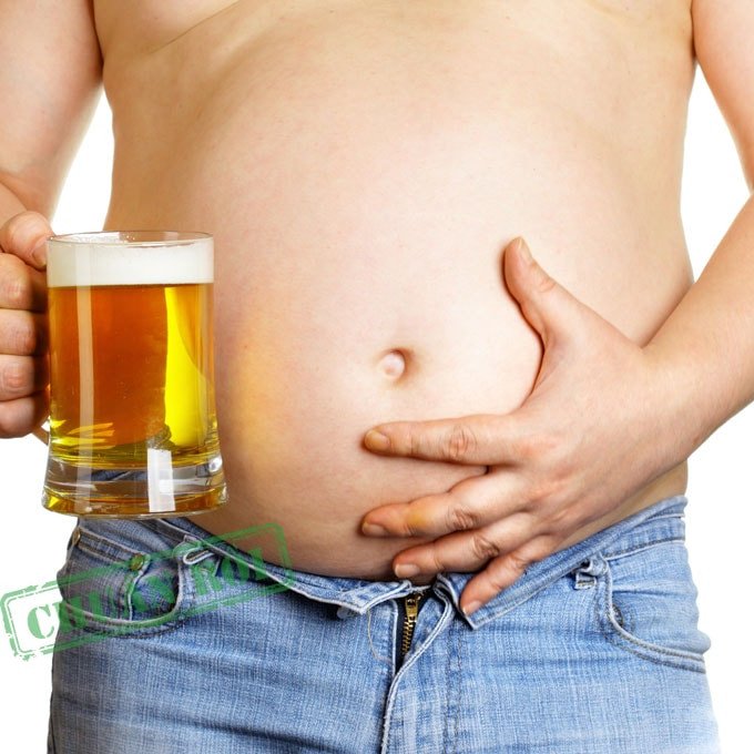 Hình ảnh người đàn ông với bụng bia, nhấn mạnh mối liên hệ giữa bia và tăng cân, béo bụng