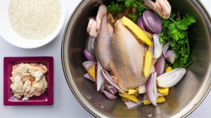 Hình ảnh sơ chế hành tím và các loại rau gia vị chuẩn bị nấu cháo gà.